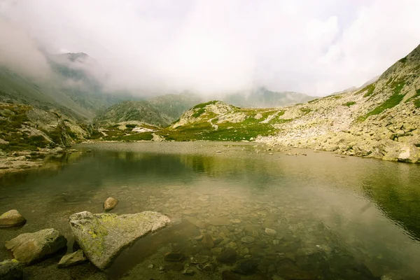 Uma bela paisagem de lago de montanha em Tatry, Eslováquia — Fotografia de Stock