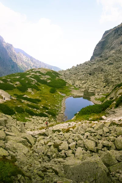 Piękne góry jezioro krajobraz w Tatry, Słowacja — Zdjęcie stockowe