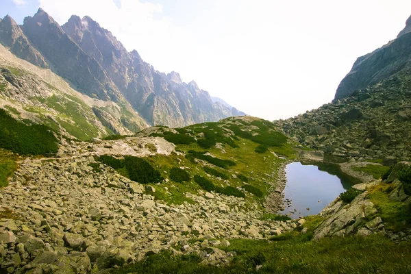 Piękne góry jezioro krajobraz w Tatry, Słowacja — Zdjęcie stockowe