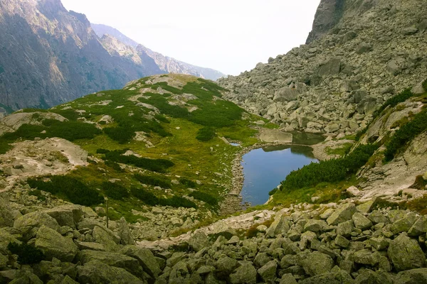 Uma bela paisagem de lago de montanha em Tatry, Eslováquia — Fotografia de Stock