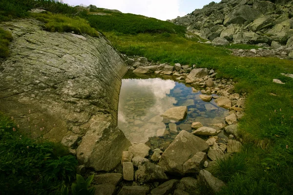 Eine wunderschöne Gebirgsseenlandschaft in Tatry, Slowakei — Stockfoto