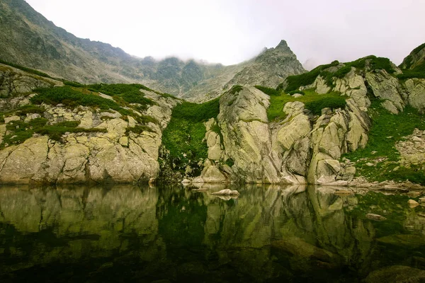 Piękne góry jezioro krajobraz w Tatry, Słowacja — Zdjęcie stockowe