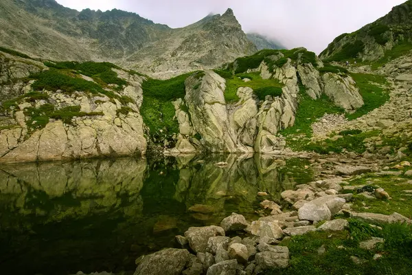 Piękne góry jezioro krajobraz w Tatry, Słowacja — Zdjęcie stockowe