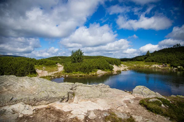 Ett vackert bergslandskap sjön i Tatry, Slovakien — Stockfoto