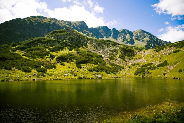 Un bellissimo paesaggio lacustre di montagna a Tatry, Slovacchia — Foto Stock