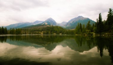 Güzel dağ göl manzara Tatry, Slovakya