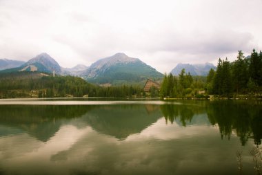Güzel dağ göl manzara Tatry, Slovakya