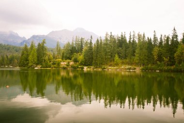 Güzel dağ göl manzara Tatry, Slovakya