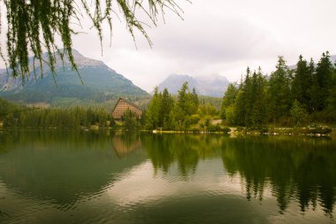 Güzel dağ göl manzara Tatry, Slovakya