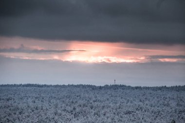 Gri, bulutlu gün - watchtower görünümünden nordic Avrupa'da bir güzel kış manzarası