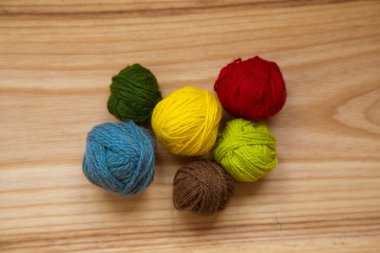 Canlı renkli tonlarda bir güzel iplik topları