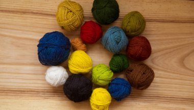 Canlı renkli tonlarda bir güzel iplik topları