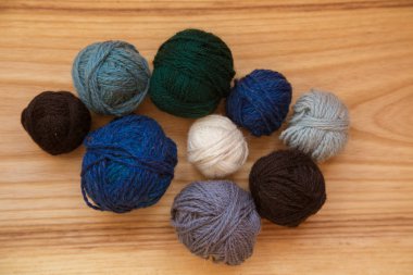 Canlı renkli tonlarda bir güzel iplik topları