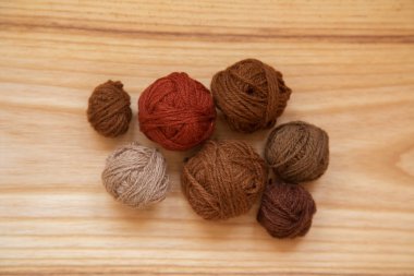 Canlı renkli tonlarda bir güzel iplik topları