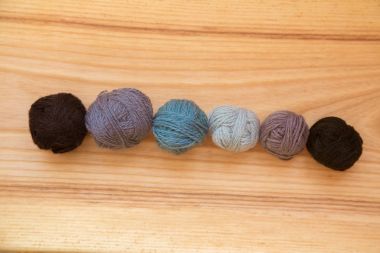 Canlı renkli tonlarda bir güzel iplik topları