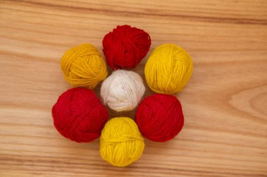 Canlı renkli tonlarda bir güzel iplik topları