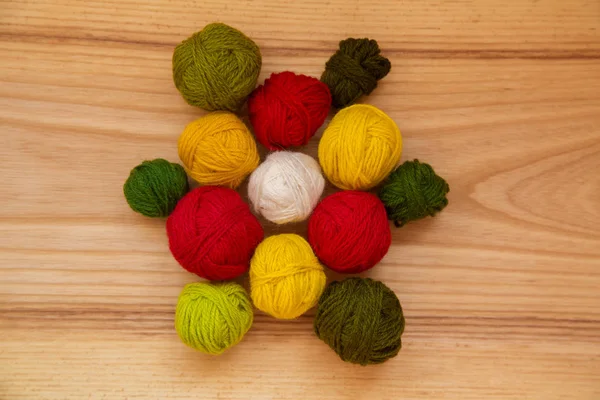 Una hermosa lana bolas en tonos vibrantes y coloridos — Foto de Stock