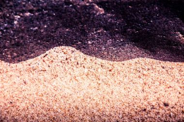 Bir deniz kum ve kaya şekilleri bir soyut, yüksek kontrast arka plan. Alan, mor renk tonu sığ derinliği.