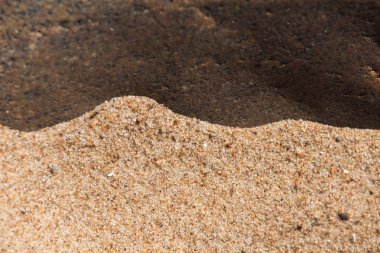 Bir arka plan bir deniz kum ve kaya şekilleri. Sığ derinlik-in tarla.