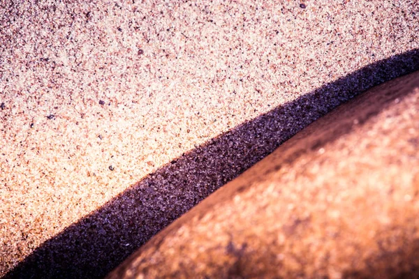 Egy absztrakt és a kontrasztot, háttérben a tenger, homok és szikla-alakzatokat. Sekély mélység-ból mező, lila színű árnyalattól. — Stock Fotó