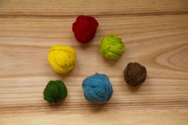 Canlı renkli tonlarda bir güzel iplik topları