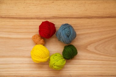 Canlı renkli tonlarda bir güzel iplik topları