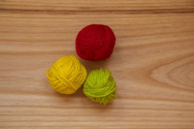 Canlı renkli tonlarda bir güzel iplik topları