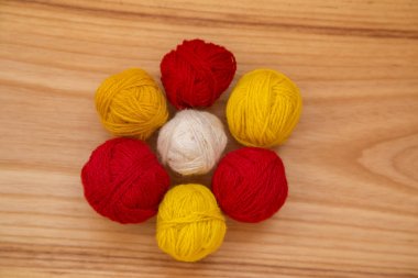 Canlı renkli tonlarda bir güzel iplik topları