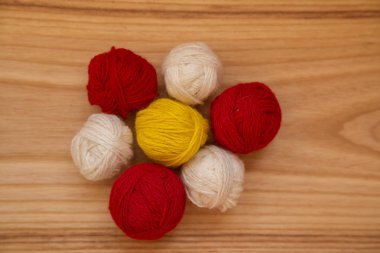 Canlı renkli tonlarda bir güzel iplik topları