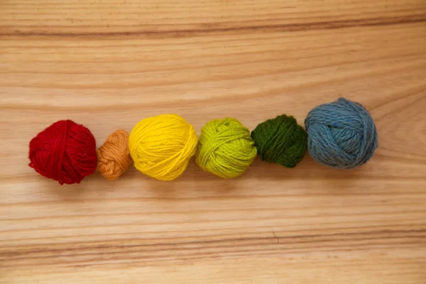 A belas bolas de fios em tons coloridos vibrantes — Fotografia de Stock