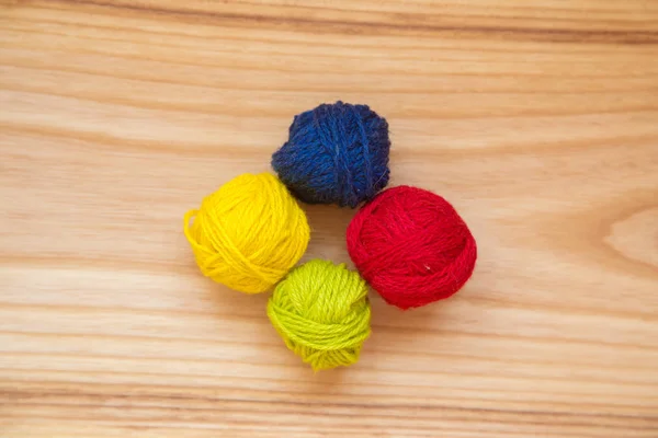 Een prachtig garen ballen in levendige kleurrijke tonen — Stockfoto