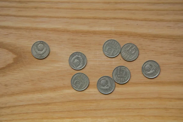 Παλιά Σοβιετική νομίσματα σε φόντο ξύλινη — Φωτογραφία Αρχείου