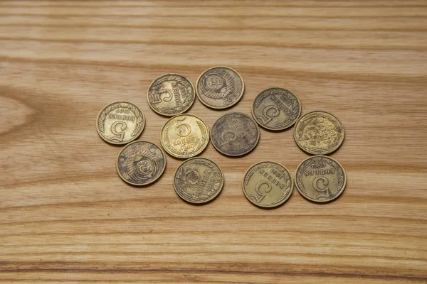 Starych monet na podłoże drewniane — Zdjęcie stockowe