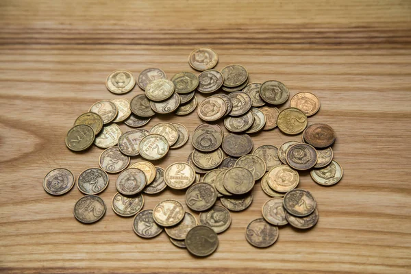 Старые советские монеты на деревянном фоне — стоковое фото