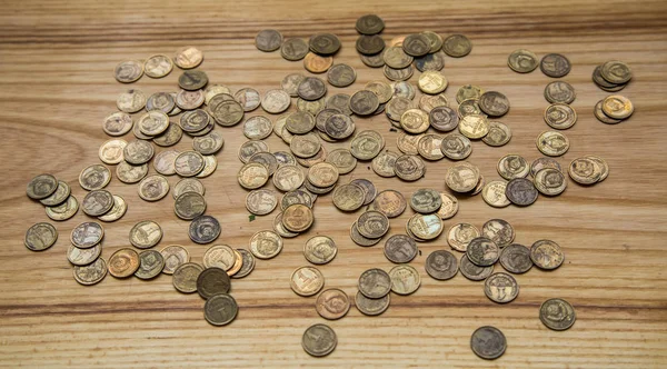 Старые советские монеты на деревянном фоне — стоковое фото