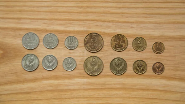 Antiguas monedas soviéticas sobre un fondo de madera — Foto de Stock