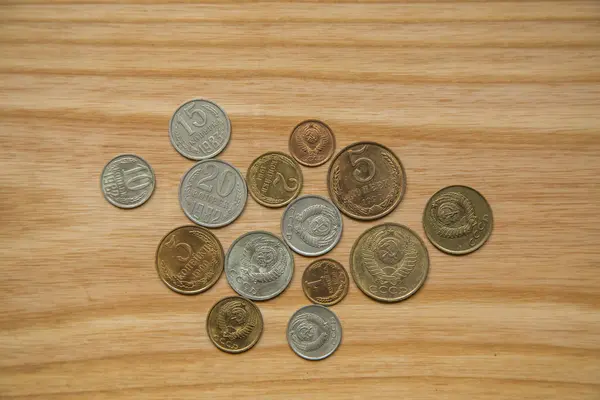 Gamla sovjetiska mynt på en trä bakgrund — Stockfoto