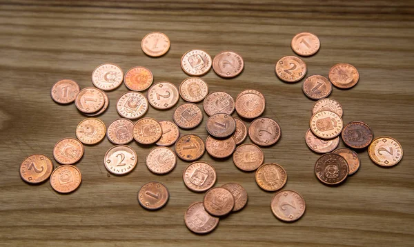 Старые латышские монеты на деревянном фоне — стоковое фото