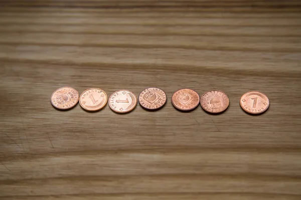 Vecchie monete lettoni su uno sfondo di legno — Foto Stock