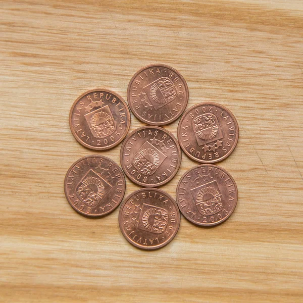Lotyšský staré mince na dřevěné pozadí — Stock fotografie