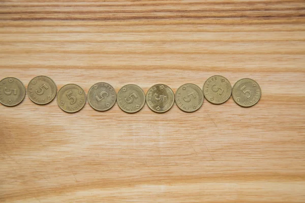Παλιά Λεττονικά κέρματα σε φόντο ξύλινη — Φωτογραφία Αρχείου