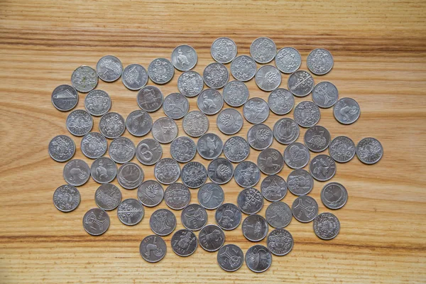 Юбилейные латовые монеты старой латвийской валюты — стоковое фото
