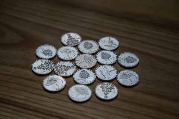 Moedas de lat de aniversário de uma antiga moeda letã — Fotografia de Stock