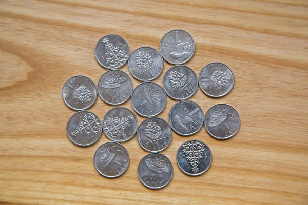 Monnaies lat anniversaire d'une ancienne monnaie lettone — Photo