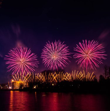 Nehir üzerinde havai fişek abstract, bulanık, bokeh tarzı renkli fotoğraf