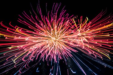 Nehir üzerinde havai fişek abstract, bulanık, bokeh tarzı renkli fotoğraf