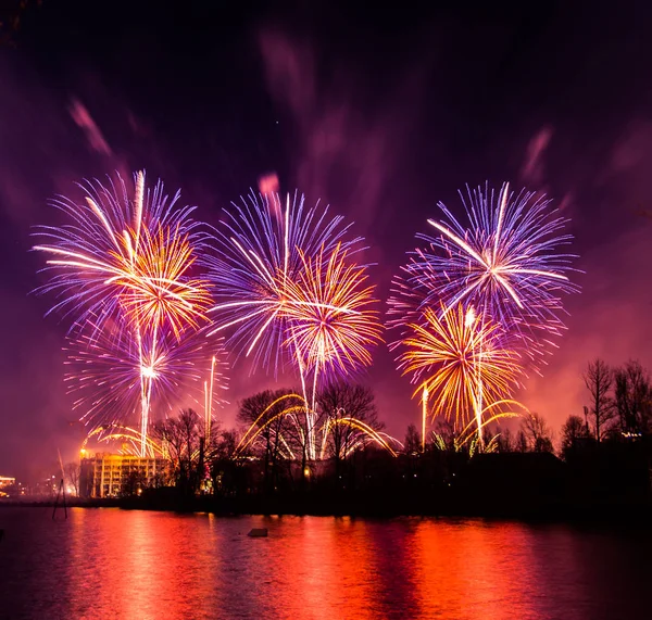 Nehir üzerinde havai fişek abstract, bulanık, bokeh tarzı renkli fotoğraf