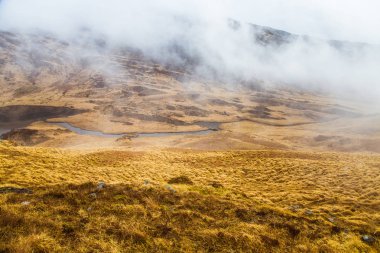 Bahar güzel İrlandalı dağ manzarası. Gleninchaquin park İrlanda.