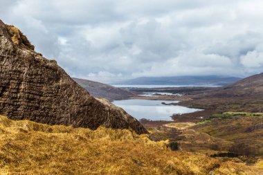 Güzel İrlandalı dağ manzarası ile bahar bir göl. Gleninchaquin park İrlanda.