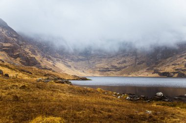 Güzel İrlandalı dağ manzarası ile bahar bir göl. Gleninchaquin park İrlanda.